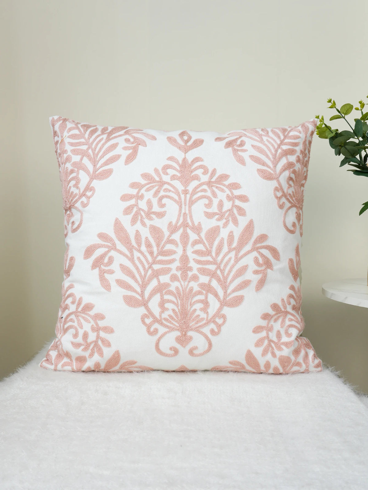 taie d'oreiller brodée motif floral blanc rose coussin décoratif classique fixations oreillettes