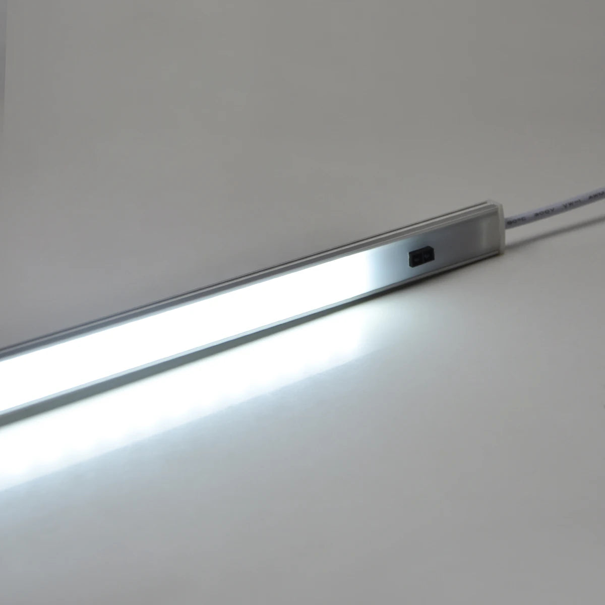 barre lumineuse led moderne 30cm 40cm 50cm adhésif blanc lisse opaqué câble adaptateur