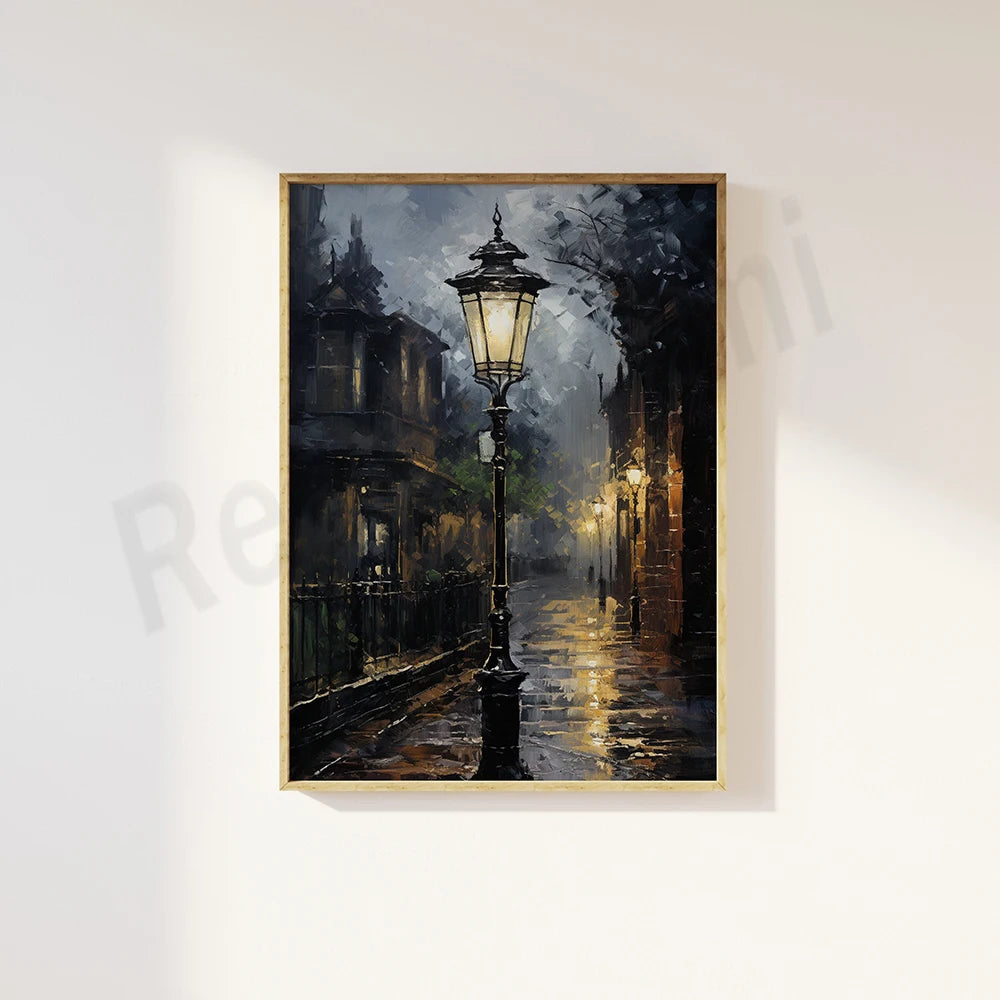 Cette oeuvre représente une scène nocturne de ville avec une ruelle sombre et une lanterne allumée, créant une ambiance mystérieuse et poétique.