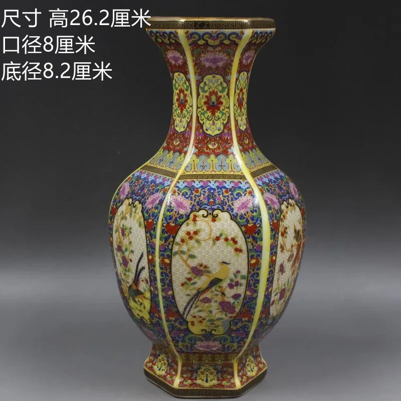 Vase décoratif de forme hexagonale en porcelaine, orné de motifs floraux colorés et d'oiseaux sur un fond doré.