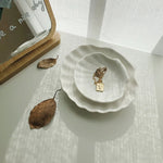 assiettes blanches modernes céramique lisses rangement présentation alimentaire set tailles différentes