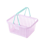 Panier de rangement plastique bleu sur bureau organisé