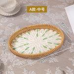 assiettes rotin motif floral moderne rustique fruits gâteau pain fourchette verre blanc intérieur