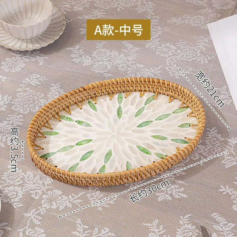 assiettes rotin motif floral moderne rustique fruits gâteau pain fourchette verre blanc intérieur