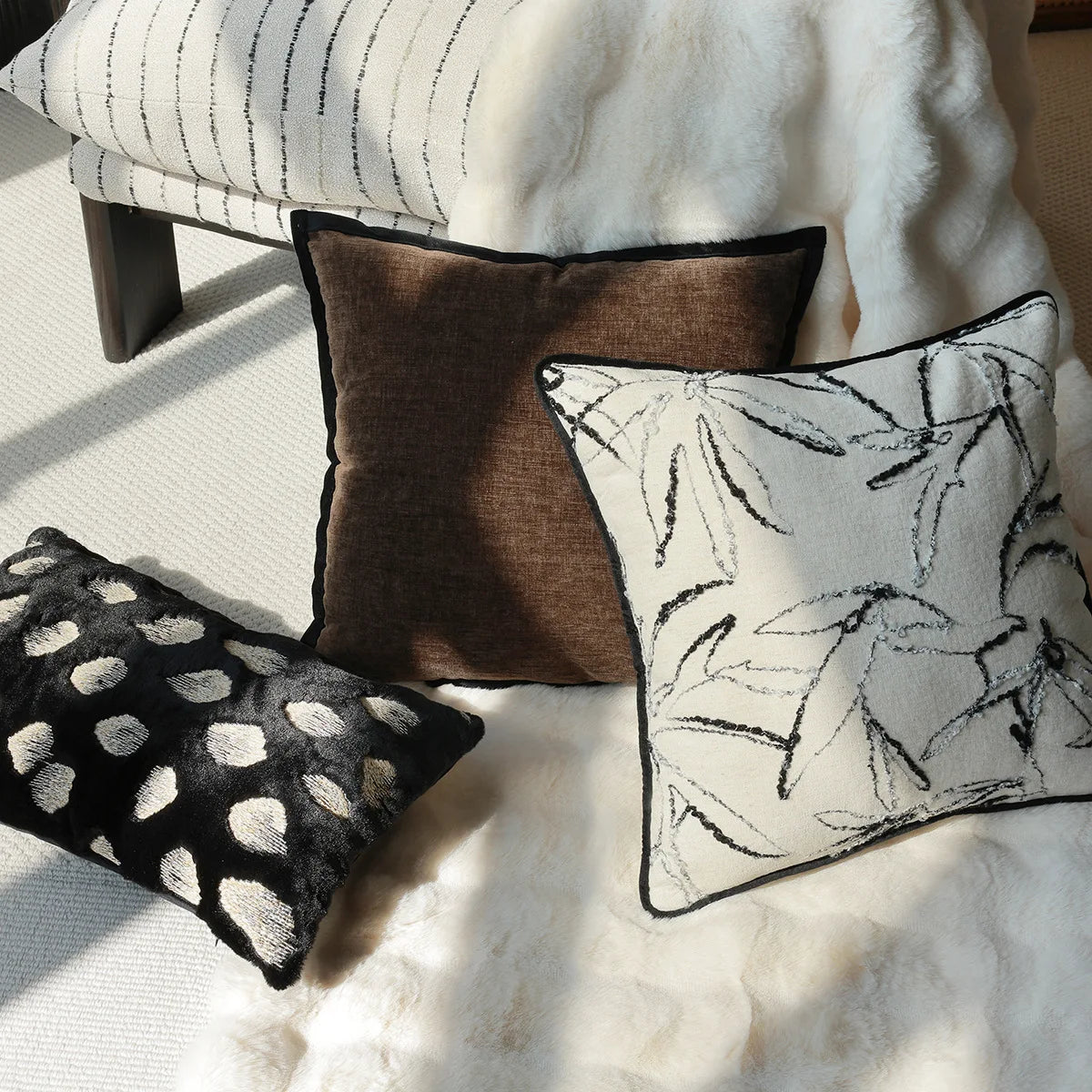 coussin deco fausse fourrure motif geometrique noir blanc nordique contemporain canape voiture