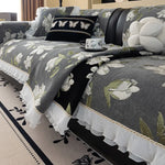 Couvre-lit élégant en gris et blanc avec de jolis motifs floraux et papillons, décoré de nombreux coussins, offrant un ensemble de literie à la fois sophistiqué et confortable.