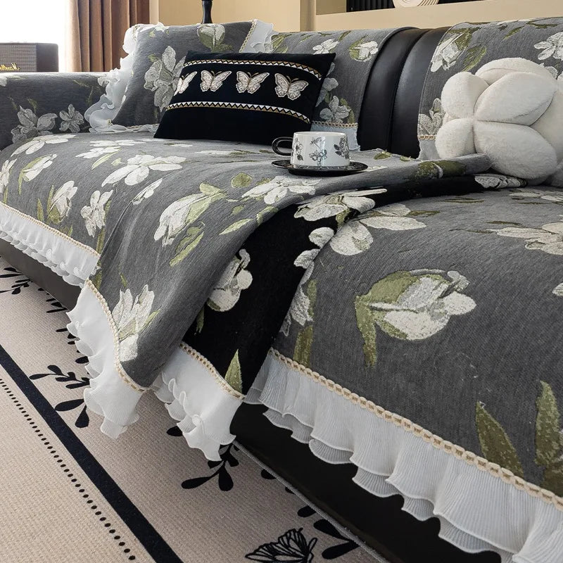 Couvre-lit élégant en gris et blanc avec de jolis motifs floraux et papillons, décoré de nombreux coussins, offrant un ensemble de literie à la fois sophistiqué et confortable.