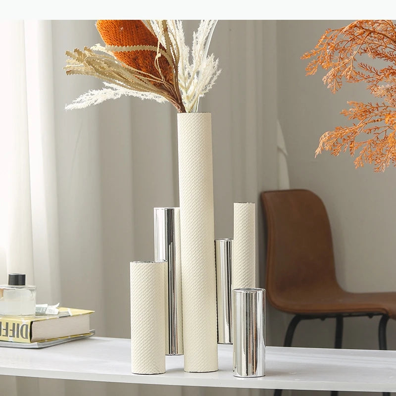 vase texturé argenté plateau beige fleurs séchées décoration intérieure moderne vases blancs objets métalliques