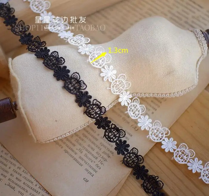ruban dentelle noir blanc fleurs motifs floraux classique élégant polyester soluble eau écologique