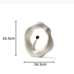 sculpture abstraite contemporaine blanc gris minimaliste texture mat forme organique noire central