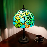 lampe table tiffany feuilles stylisées verre teinté vert bleu jaune brun mosaïque vitrail moderne