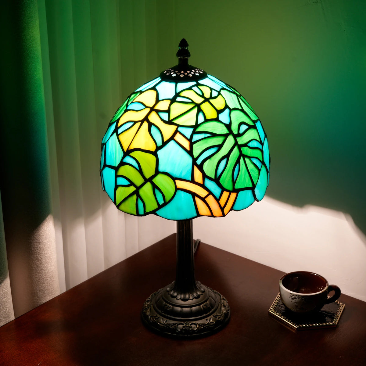 lampe table tiffany feuilles stylisées verre teinté vert bleu jaune brun mosaïque vitrail moderne
