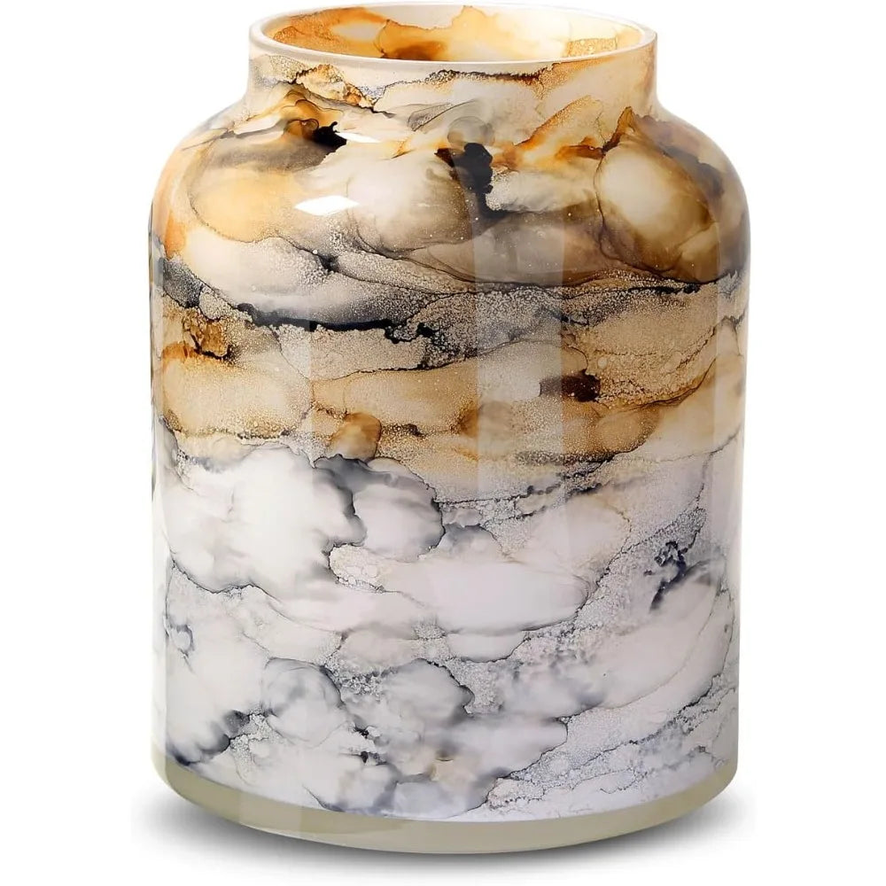 Détail de la texture marbrée du vase en verre soufflé