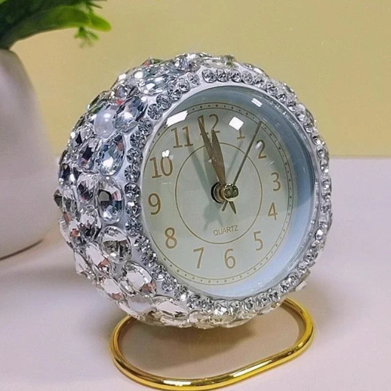 horloge décorative quartz strass transparente support métallique rouge violet argenté chambre salon