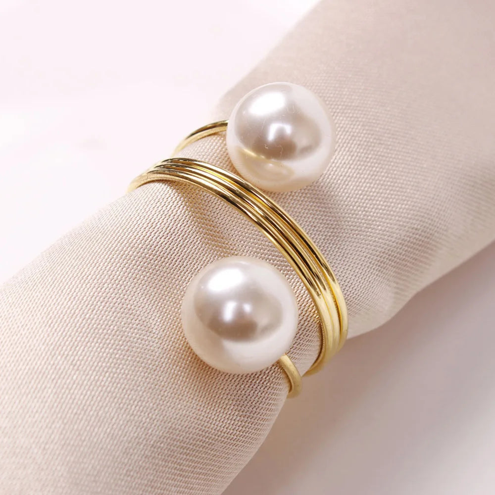 Ce bracelet doré élégant met en valeur deux magnifiques perles blanches, créant une pièce de joaillerie raffinée et sophistiquée.