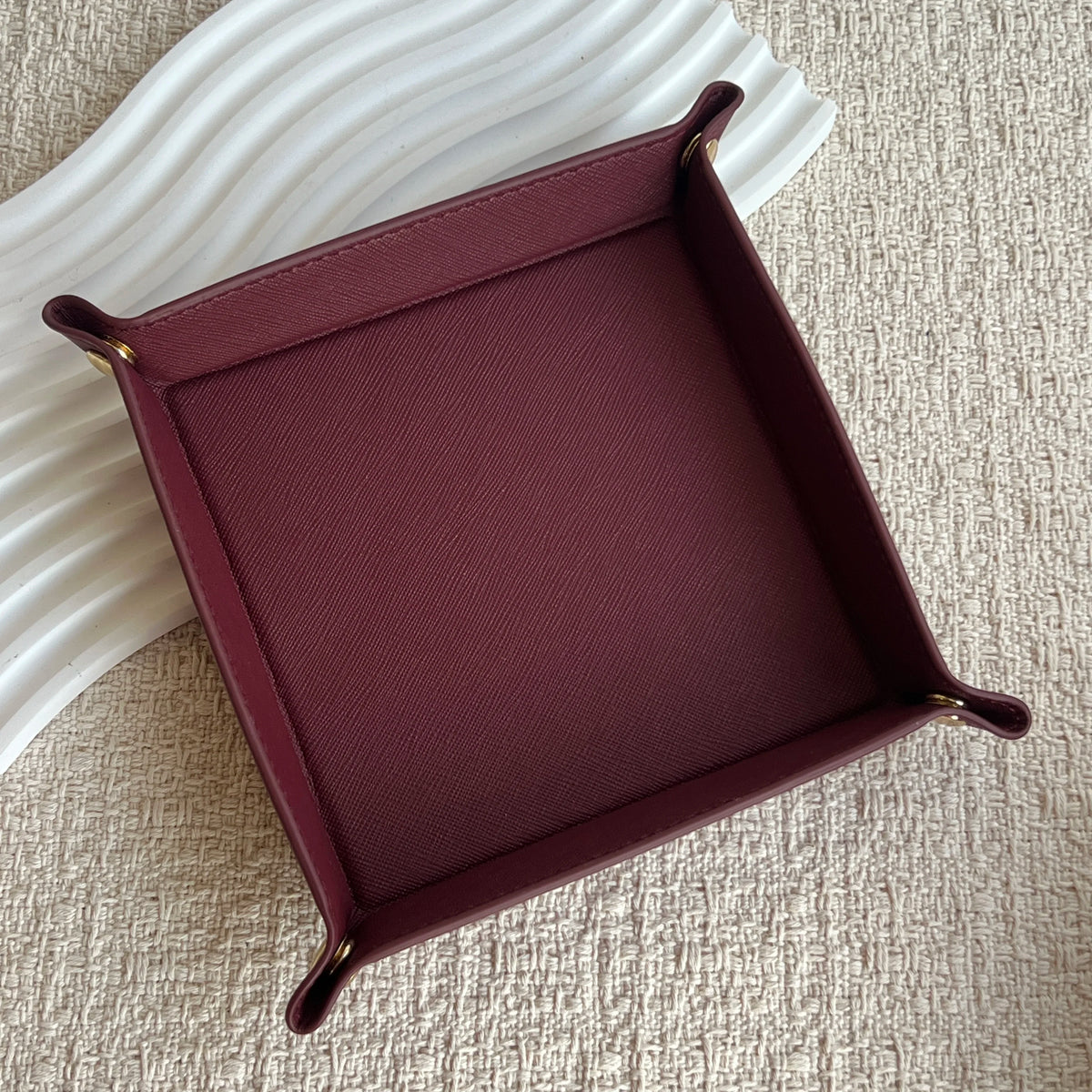 plateau rangement cuir noir rouge moderne porte clés montre carte boucles d'oreilles stylos figurine