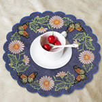 serviette table brodée bleu foncé fleurs blanches oranges papillons multicolores classique