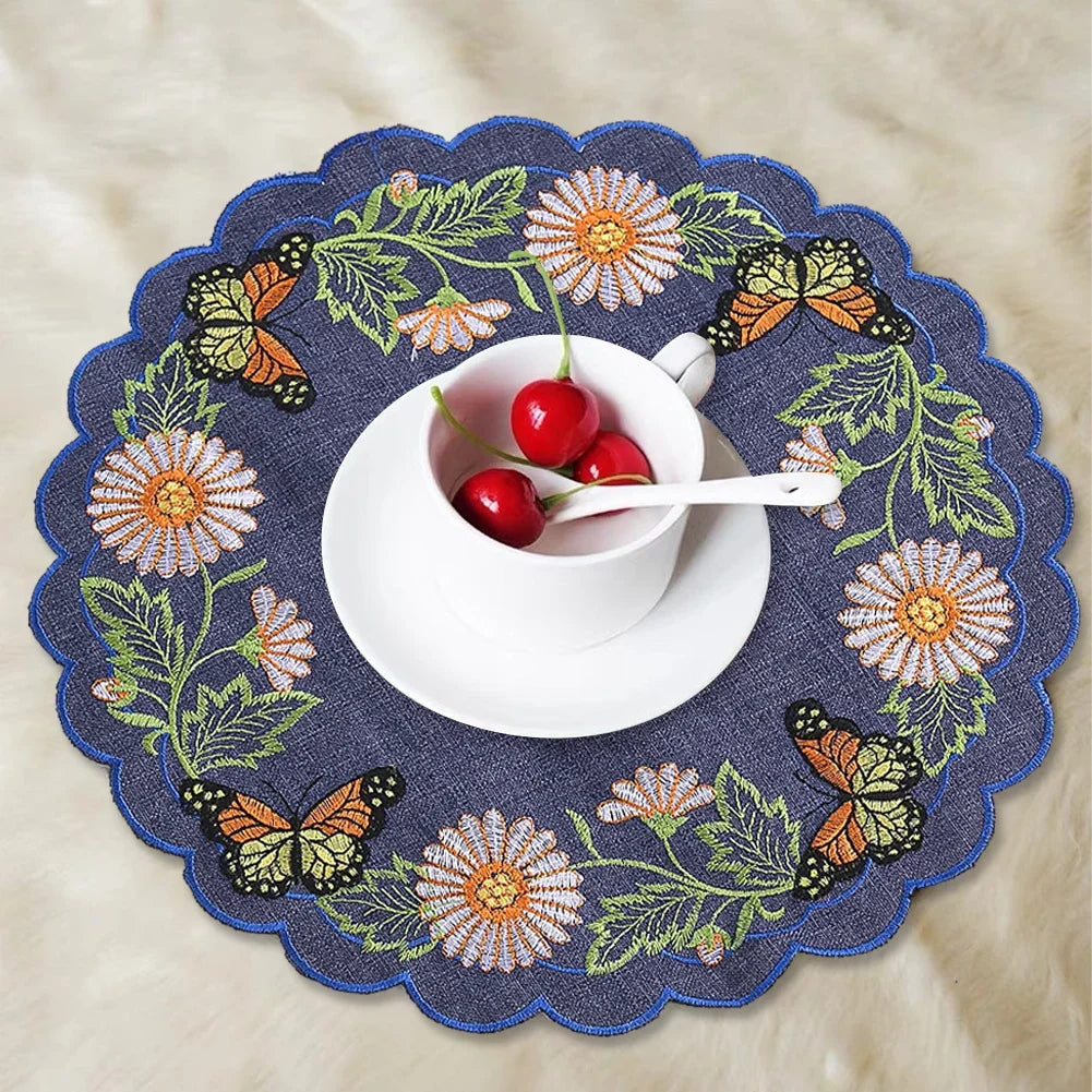 serviette table brodée bleu foncé fleurs blanches oranges papillons multicolores classique