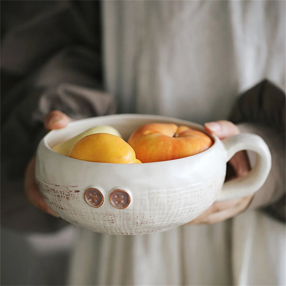 Un bol en céramique blanche contient des agrumes multicolores tels que des citrons et des oranges.