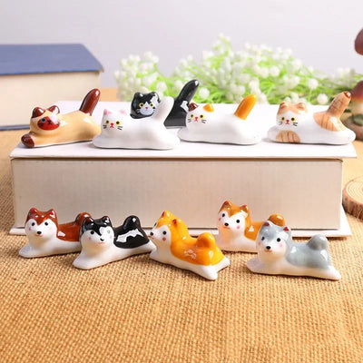 Porte-couteaux en céramique avec motif chat et chien vert sur plan de travail de cuisine