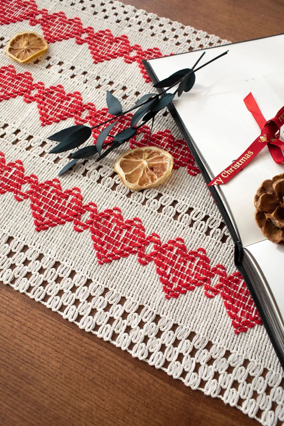 chemin table blanc rouge motif géométrique triangles bordure ajourée traditionnel festif