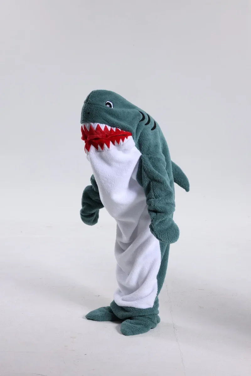 Une peluche en forme de requin vert avec une grande bouche ouverte, montrant les dents rouges, sur fond blanc.
