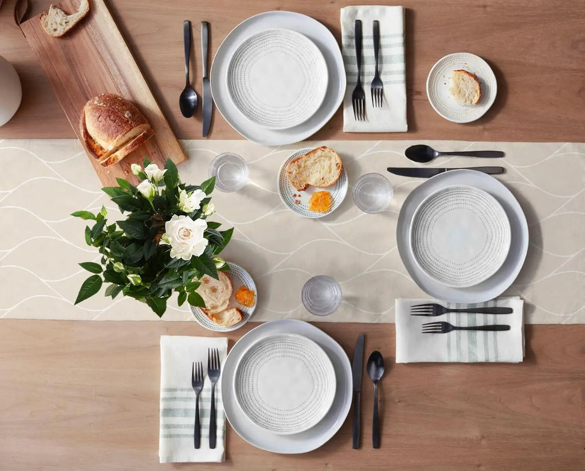 table cheminement lin beige moderne lignes ondulées réutilisable décoration table manger farmhouse