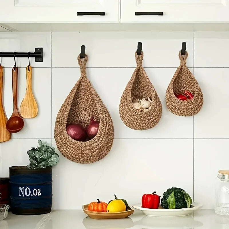 paniers suspendus marron clair tissage main métalliques organisation cuisine déco moderne rustique trois pièces