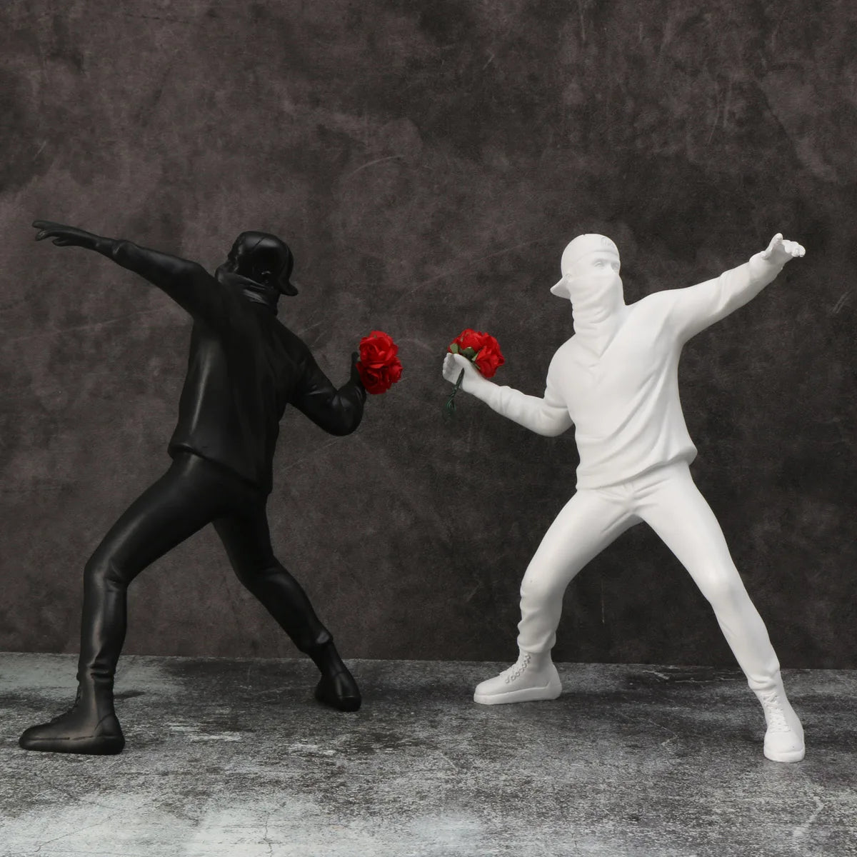 figurine humaine résine lanceur fleurs décoration maison moderne street art blanc noir rouge