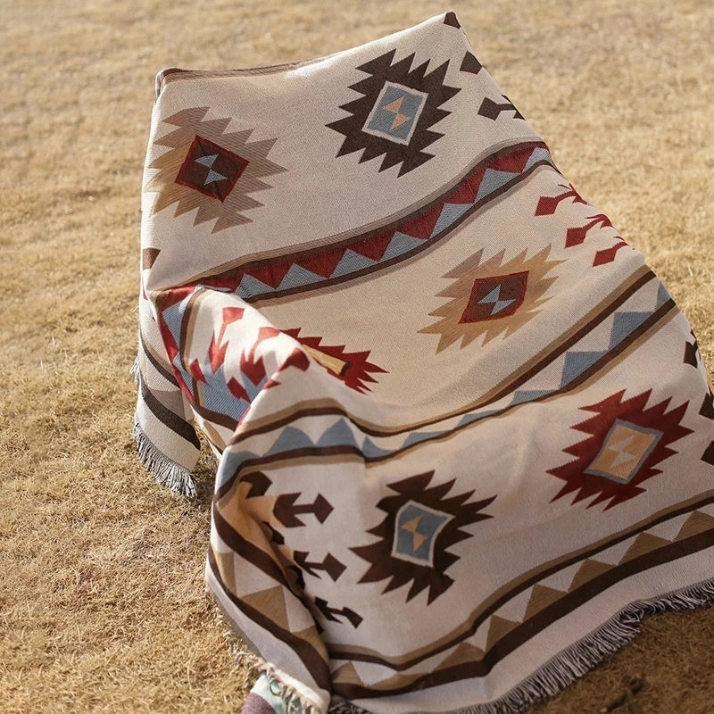 Tapis de pique-nique indien à motifs rayés dans l'herbe