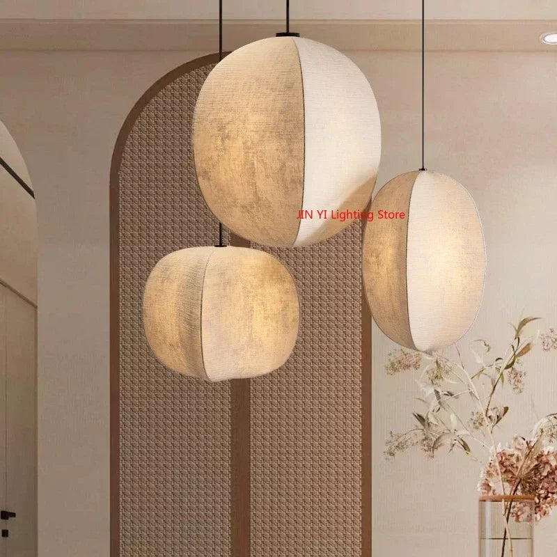 suspension lumineuse moderne minimaliste blanc beige texture toile opacité chaînes noires lumière neutre chaude
