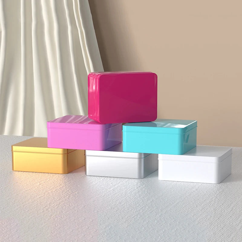 boîtes métalliques contemporaines rose bleu clair doré rouge violet blanc