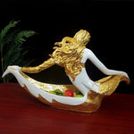 Sculpture decorative moderne femme corbeille fruits blanc or motif ondule 60cm haute