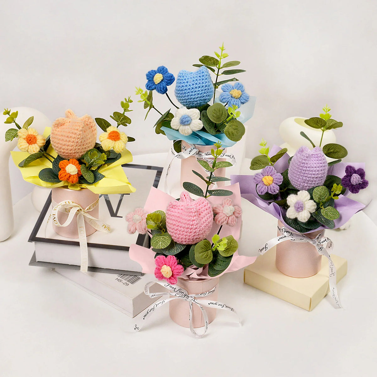 Bouquet artificiel fleurs bleu rose violet jaune blanc feuilles vertes ruban décoratif intérieur decoration