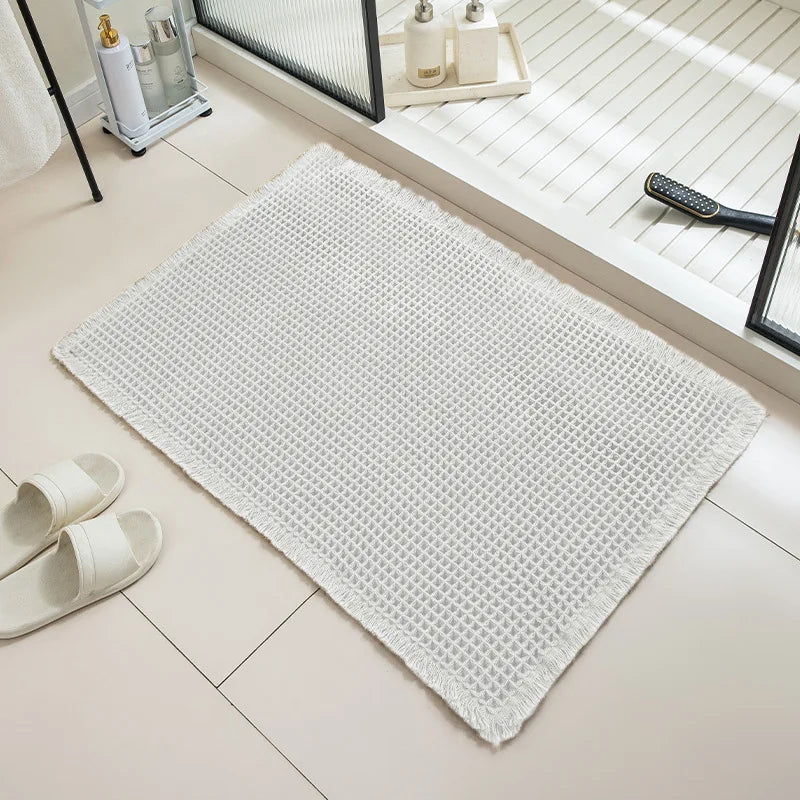 tapis bain moderne gris clair maille géométrique adhésif 43x61cm absorbant antidérapant franges salon