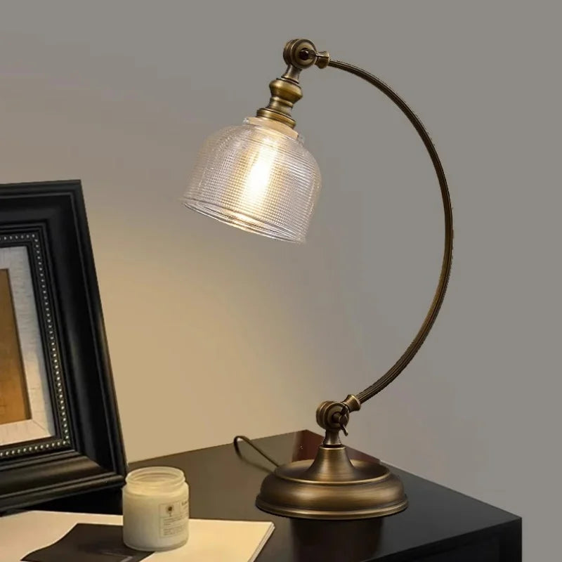 lampe vintage bronze verre dépoli aspect vieilli filtre lumière abatjour texteacuteur éclairage chambrehôtel