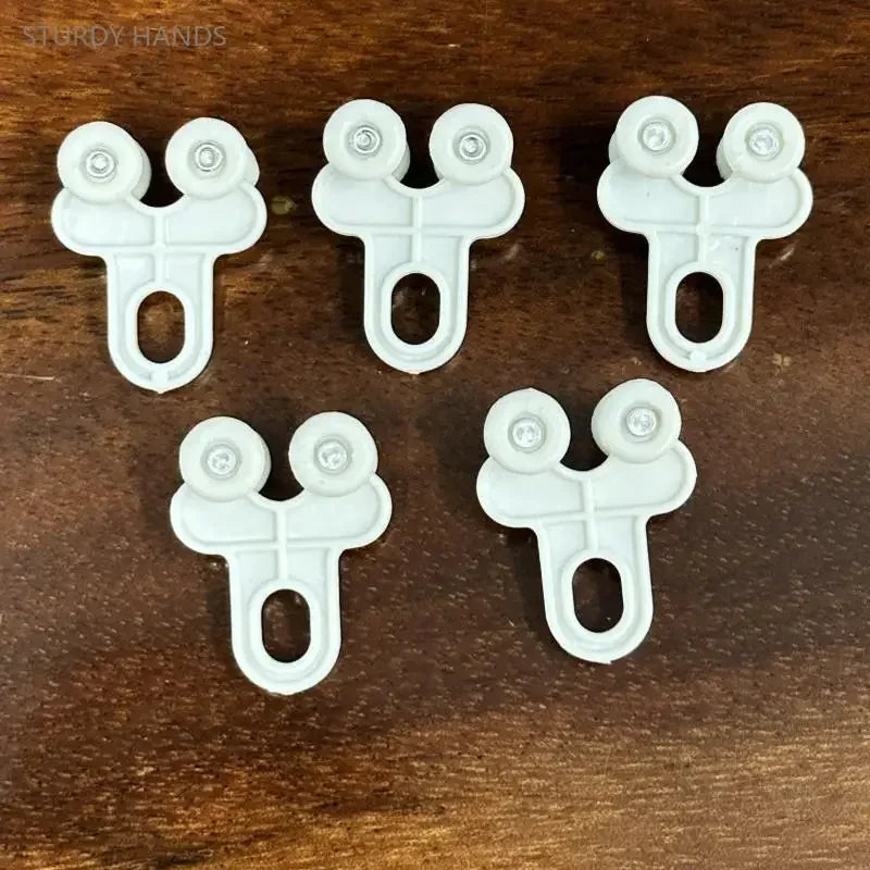 clips fixation rideaux blanc rondelettes noires robustes silencieux facilité déplacement fenêtre decoration quincaillerie fonctionnelle