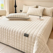 couverture matelassée losange crème gris bordure literie scandinave minimaliste chambre chaleureuse