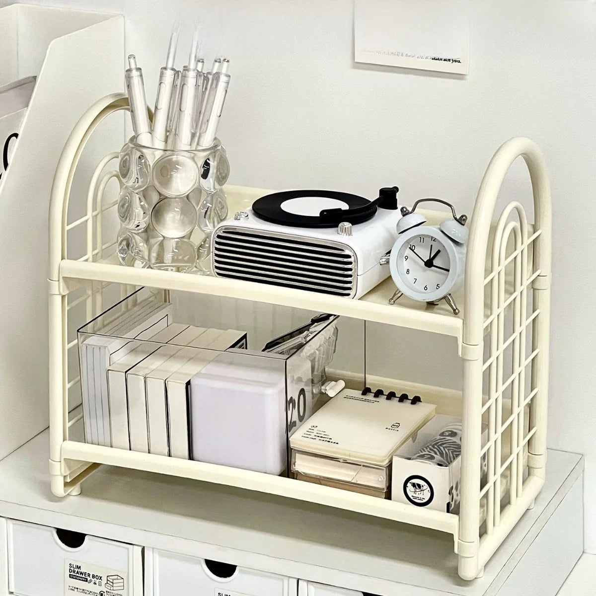 étagère deux niveaux moderne minimaliste beige rose noir horloge couteau ciseaux pot rubans adhésifs