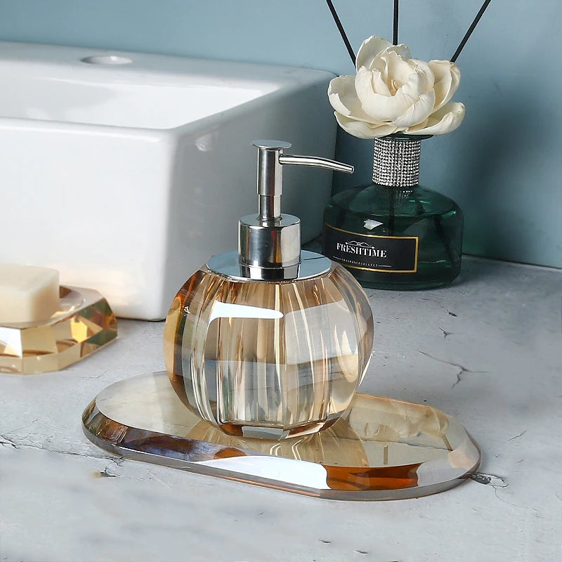 distributeur savon liquide bouteille lotion verre cristal transparent rayures horizontales moderne élégant respectueux environnement