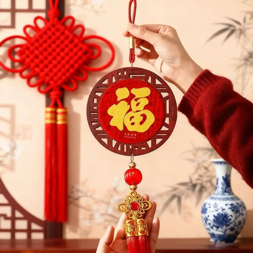 décoration nouvelle année pendentif bois rouge doré traditionnel chinois lettres motifs pompon