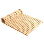 lit plateau bois minimaliste tapis géométrique matelas blanc coussins abstraits