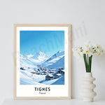 Cette image représente un paysage enneigé de Tignes, en France, avec des montagnes enneigées en arrière-plan et un village au premier plan.