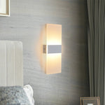 Détail de l'applique murale LED angle droit montrant son design épuré et son abat-jour acrylique