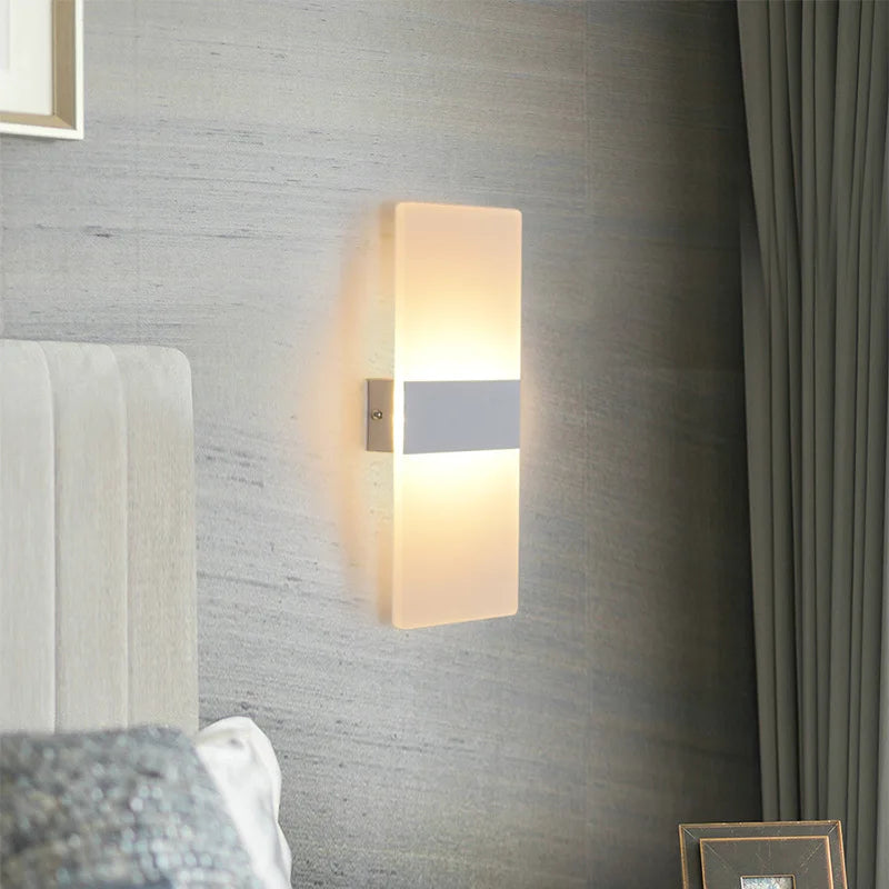 Détail de l'applique murale LED angle droit montrant son design épuré et son abat-jour acrylique