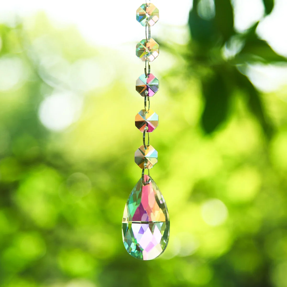 pendentif moderne multicolore facettes brillantes transparents anneaux métalliques chaîne élégants