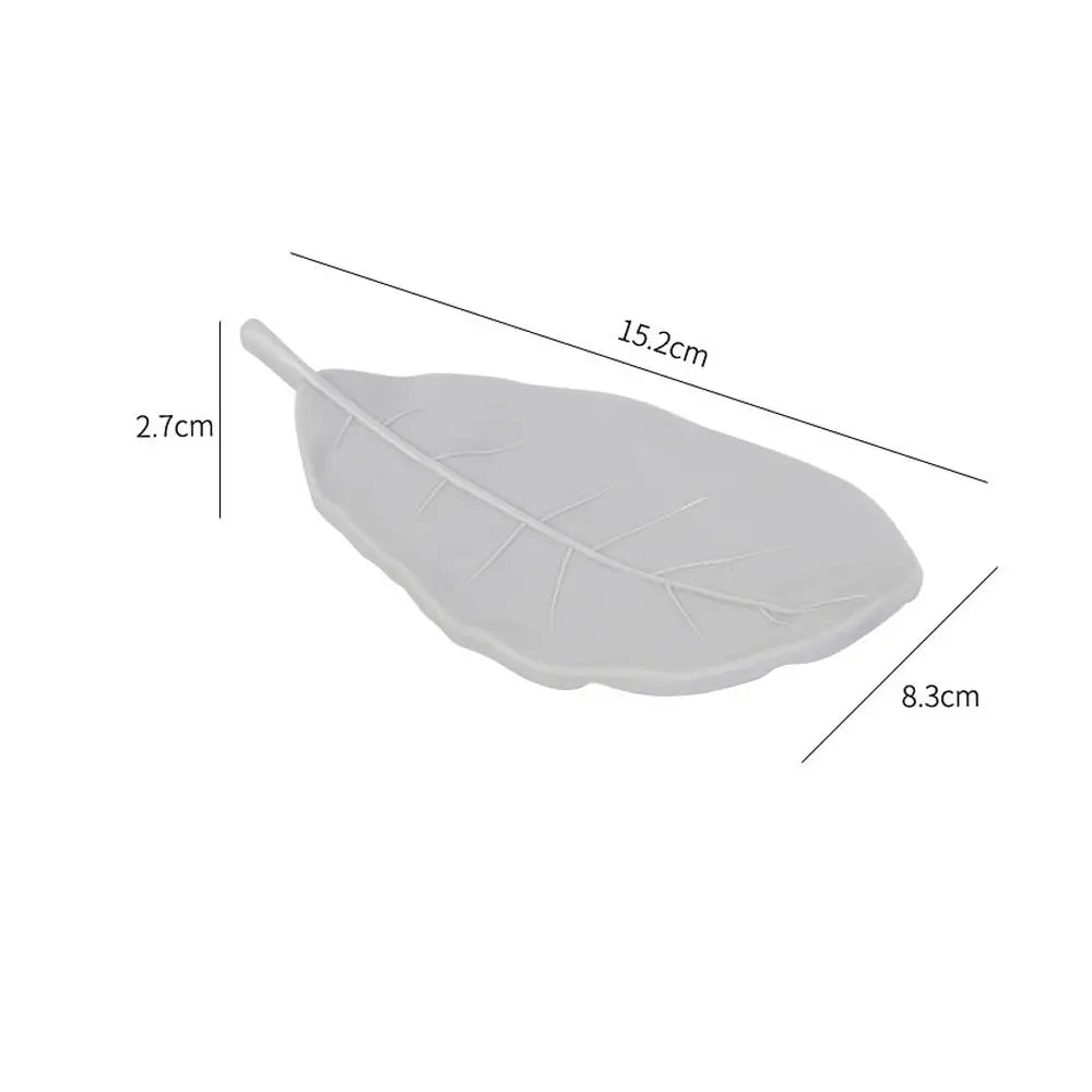 assiettes feuilles forme moderne minimaliste couleurs vert gris marron rouge blanc