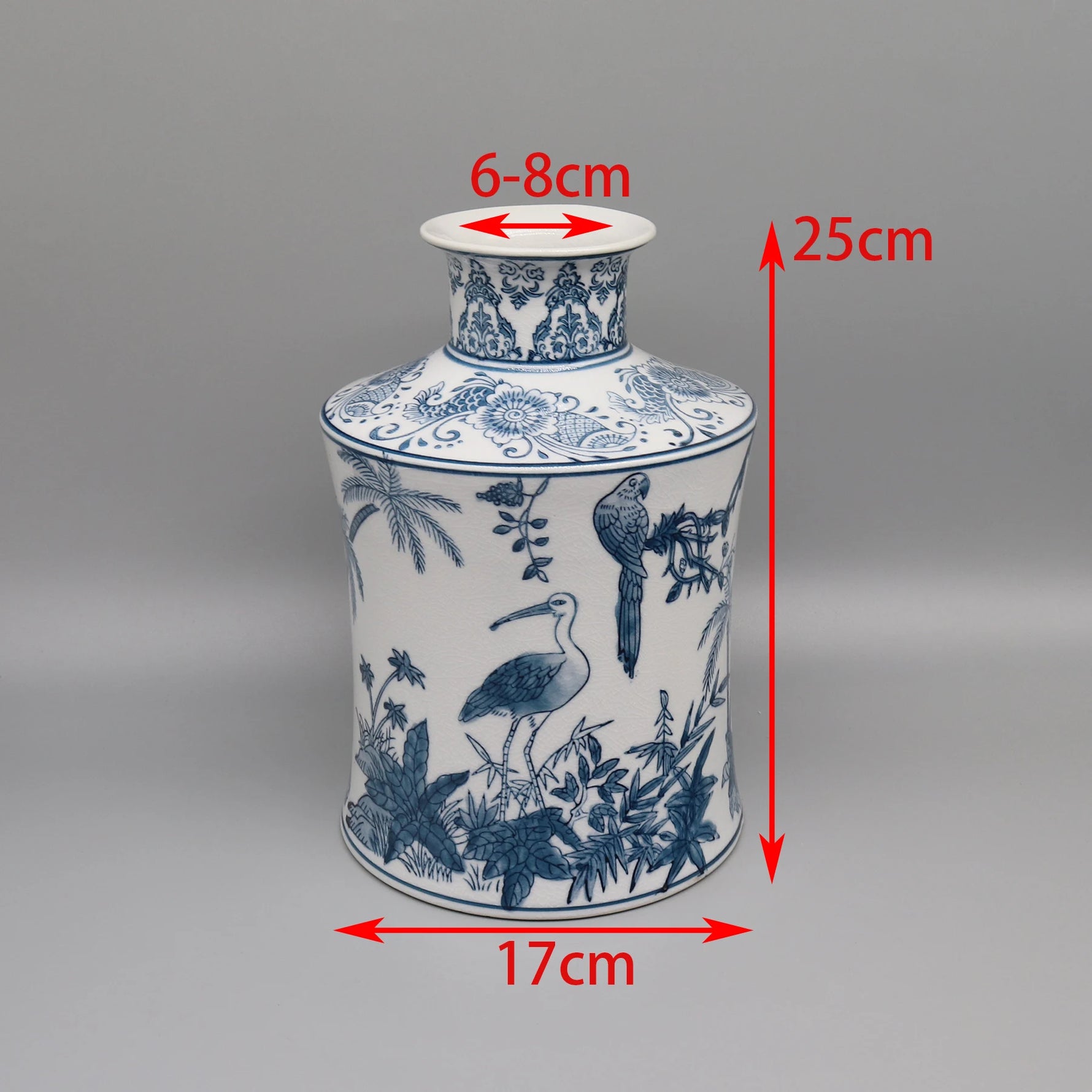 Vase décoratif en porcelaine bleu et blanc orné de motifs floraux et d'oiseaux exotiques, mesurant 25 cm de hauteur et 17 cm de largeur.