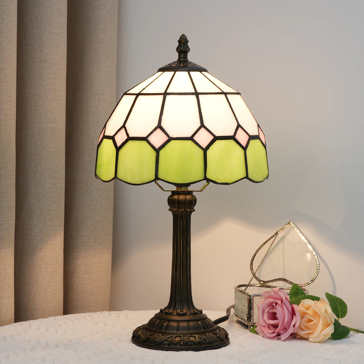 lampe table tiffany verre teinté géométrique vert clair blanc rose pâle bronze opacité moderne