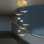 suspension lumineuse or oiseaux stylisés contemporaine minimaliste salon chaînes fixations métal lumière blanche chambre